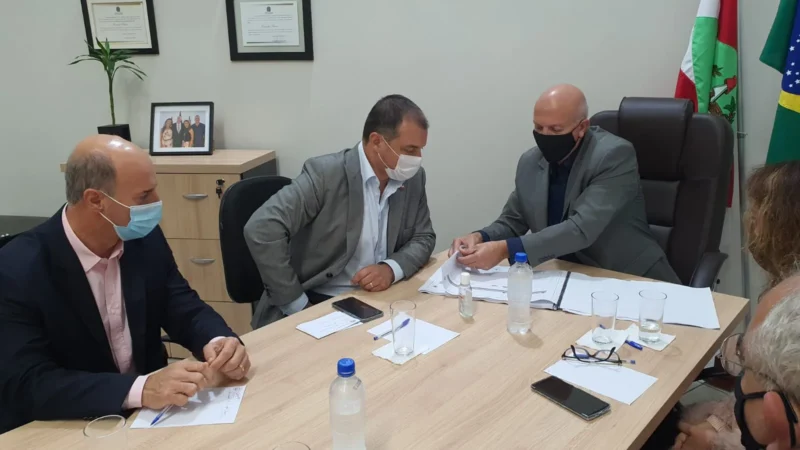 Governador na Amesc para entrega de convênios; o futuro do PSL; e muito mais