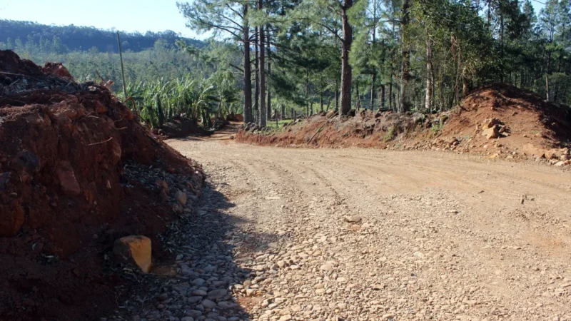 Prefeitura alarga estrada para beneficiar moradores e transporte agrícola