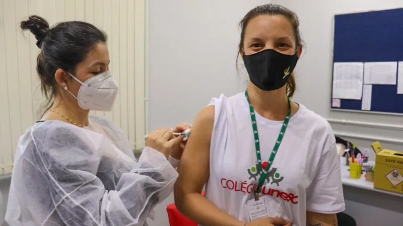Profissionais da Unesc são vacinados contra a Covid-19
