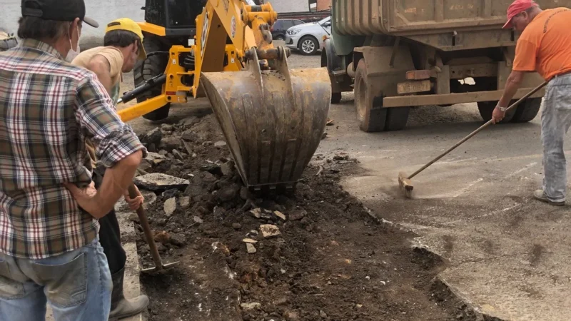 Ruas de Jacinto recebem manutenção asfáltica