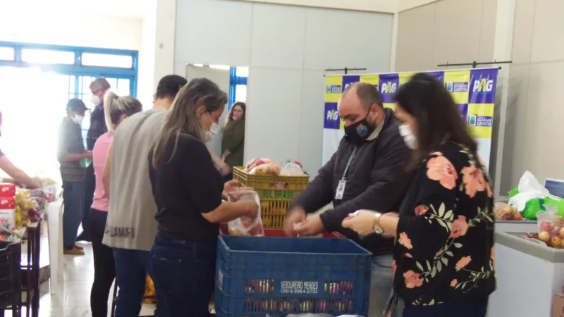 Mutirão entrega kits de alimentos para alunos da Gaivota