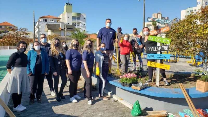Voluntários Amigos do Arroio adotam a Praça da Terceira Idade