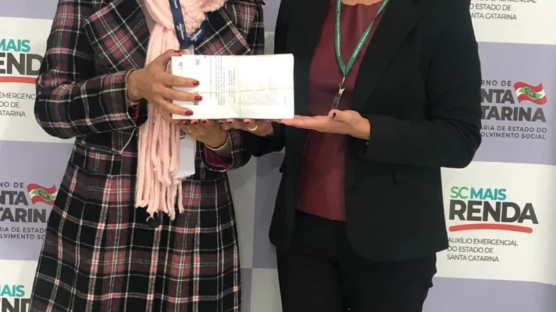 Assistência Social de Araranguá recebe cartões do SC Mais Renda