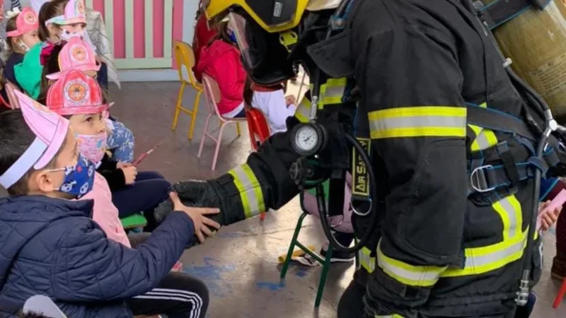 Ação aproxima alunos e militares em Dia Nacional do Bombeiro