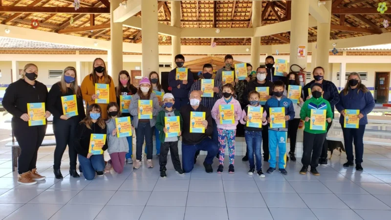 Arroio entrega cartilha com orientações sobre a Covid-19 a alunos
