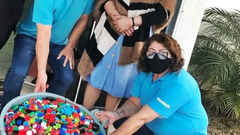 Claudete Brambila doa cerca de 10 quilos de tampinhas para Apae