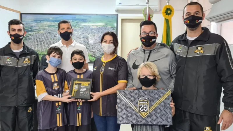 Anjos Futsal presenteia prefeita de Sombrio ao celebrar 20 anos