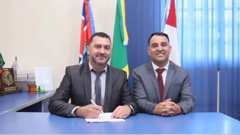Gaivota paga primeira parcela do 13º salário a servidores municipais