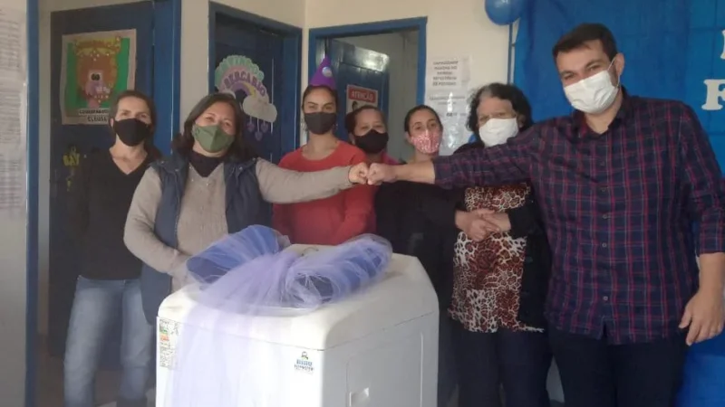 Creche de Araranguá recebe lavadora doada por vereador