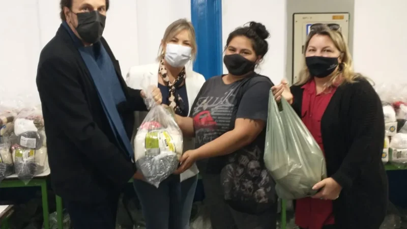 Prefeito e primeira-dama de Araranguá entregam kits de alimentação