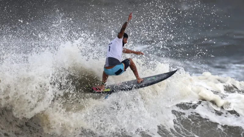 Italo Ferreira atropela japonês e conquista o ouro olímpico no surfe
