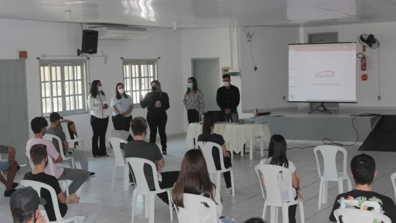 Jovens participam de capacitação sobre mercado de trabalho