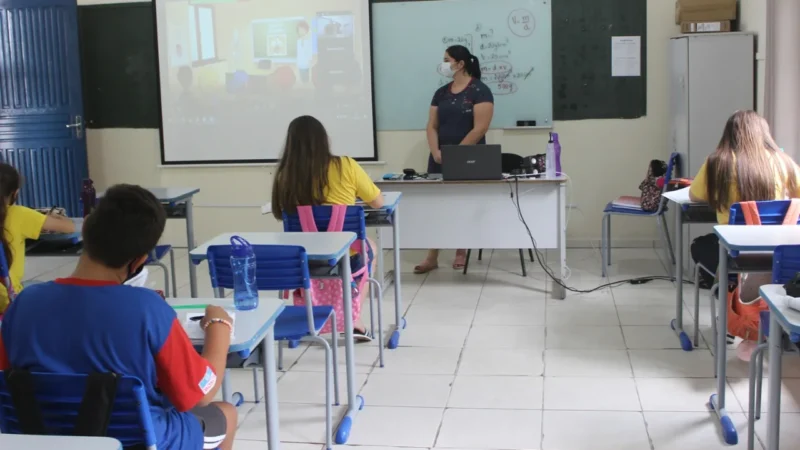 Educação retorna presencial com adaptações, em Jacinto