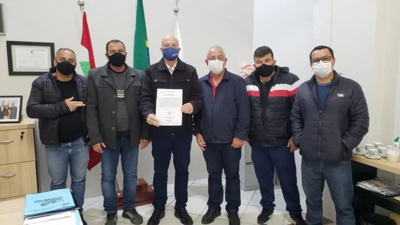 Arroio do Silva: Prefeito entrega ordem de serviço de obra na rua Erechim