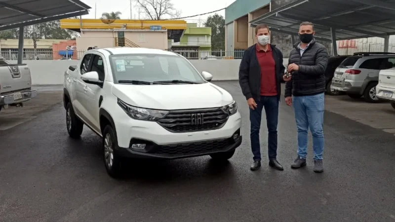 Novo veículo zero km é entregue à prefeitura de Jacinto