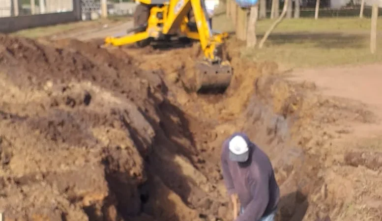 Secretaria de Obras inicia drenagem de trecho que receberá asfalto no Rio Novo