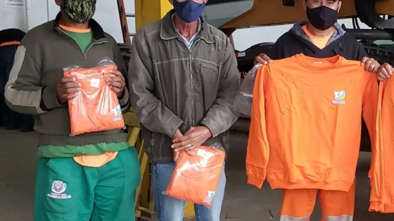 Equipe de Obras do Arroio recebe moletons para complementar o uniforme