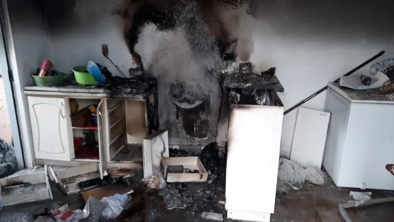 Cozinha de apartamento pega fogo em Sombrio