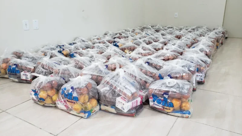 Alunos matriculados na rede municipal recebem kit alimentação