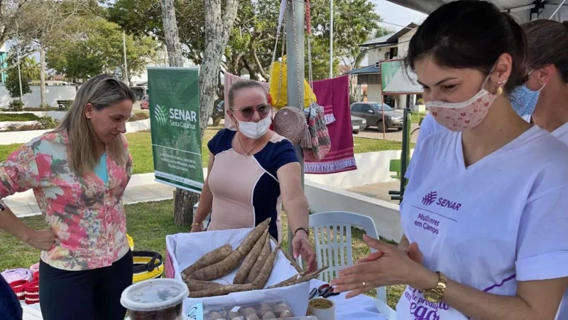 Integrantes do Programa Mulheres em Campo realizam Feira Livre em Maracajá