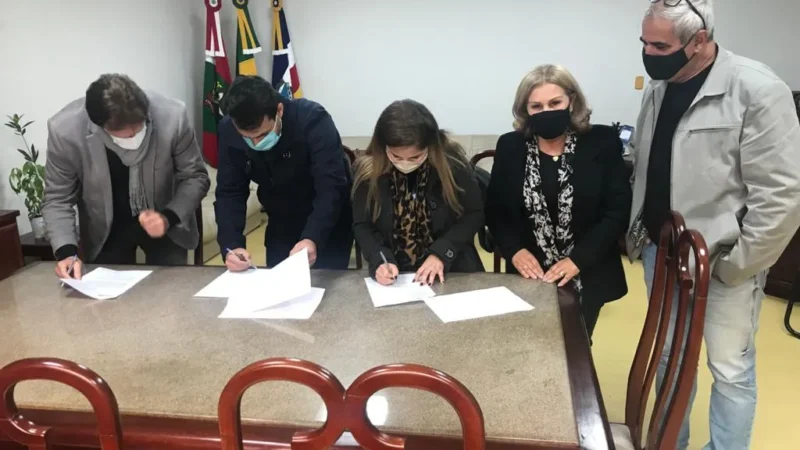 Prefeito assina fomentos a entidades araranguaenses