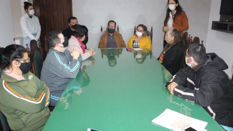 Prefeito de Maracajá recebe visita de alunos da Apae