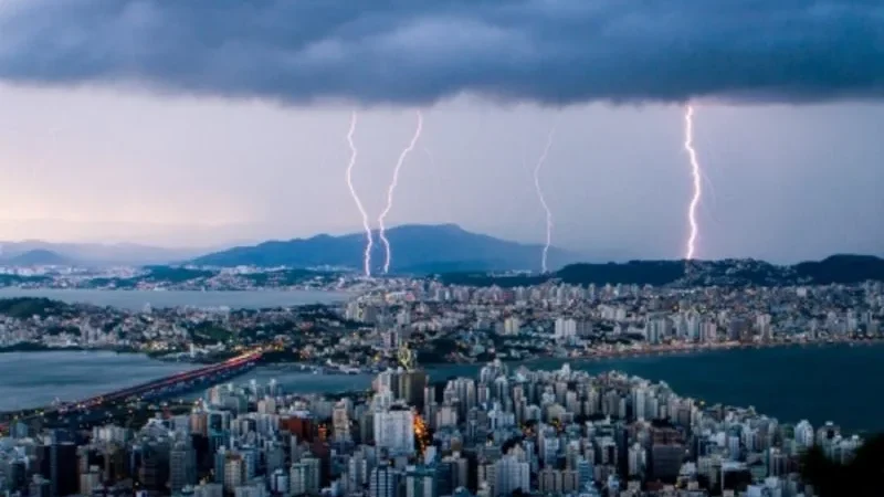 Defesa Civil alerta para temporais com granizo, deslizamentos e mar agitado em SC