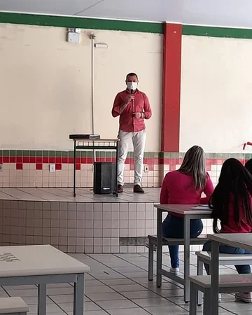 Prefeito participa de entrevista na Escola Praia da Gaivota