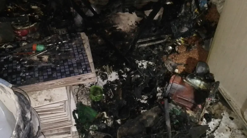 Casa pega fogo e donos combatem incêndio com baldes de água