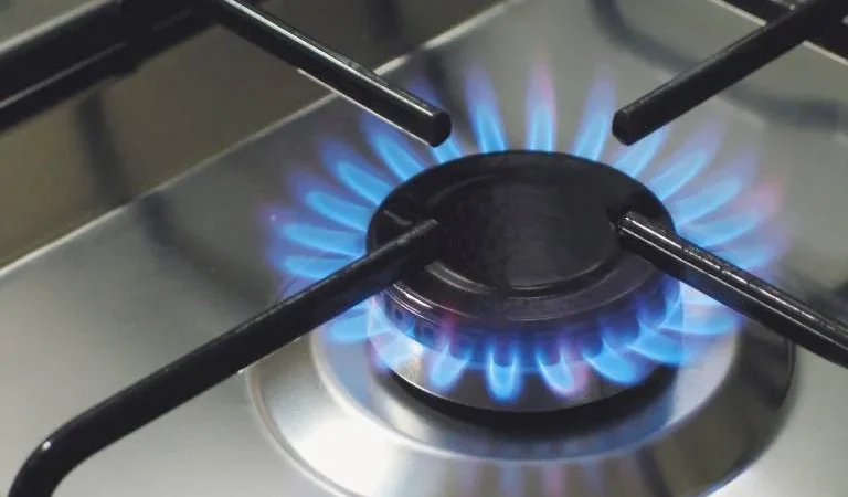 Gasolina e gás de cozinha aumentam de novo; Preço do botijão já chega há R$ 130 em algumas regiões