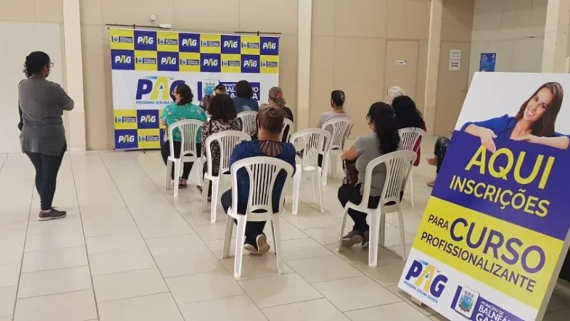 Prefeitura entrega certificados para formandos em cursos profissionalizantes