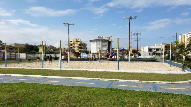 Praça da Terceira Idade recebe revitalização e quadra de areia