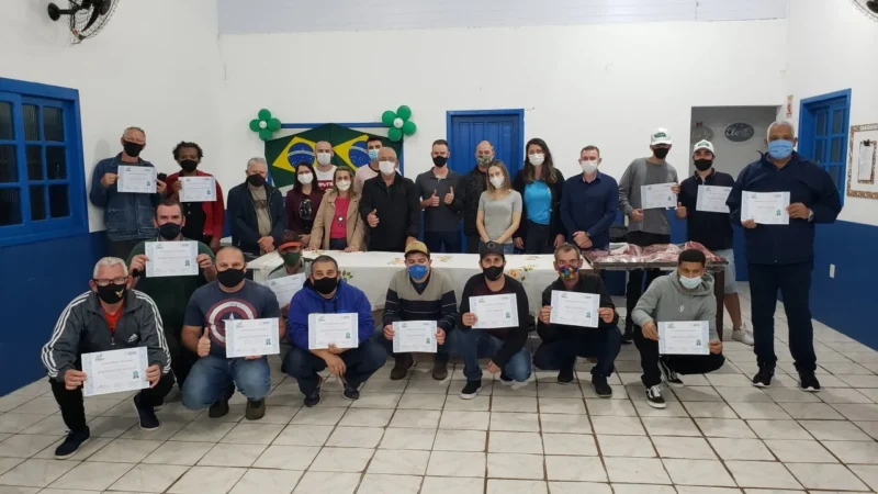 Arroio encerra curso de açougueiro para moradores