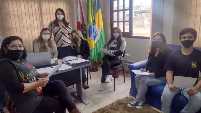 Comissão julgadora avalia trabalhos da Olimpíada de Língua Portuguesa