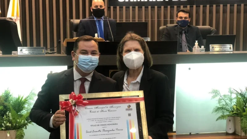 Câmara entrega título de cidadã araranguaense para Irmã Erinita