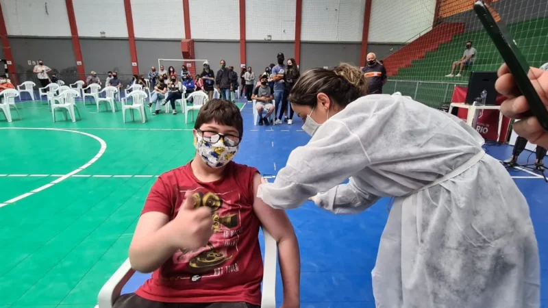 Sombrio vacina 900 adolescentes contra a Covid-19