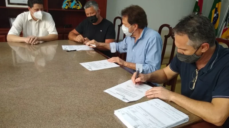 Prefeito assina ordem de serviço para pavimentação da Rua dos Reais em Araranguá