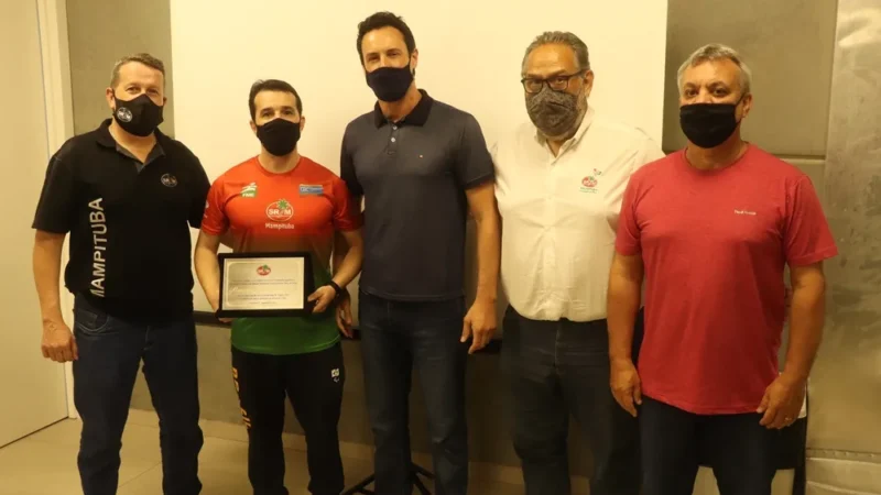 Técnico de tênis de mesa do Mampituba é homenageado pela diretoria após participação na Paralimpíada de Tóquio