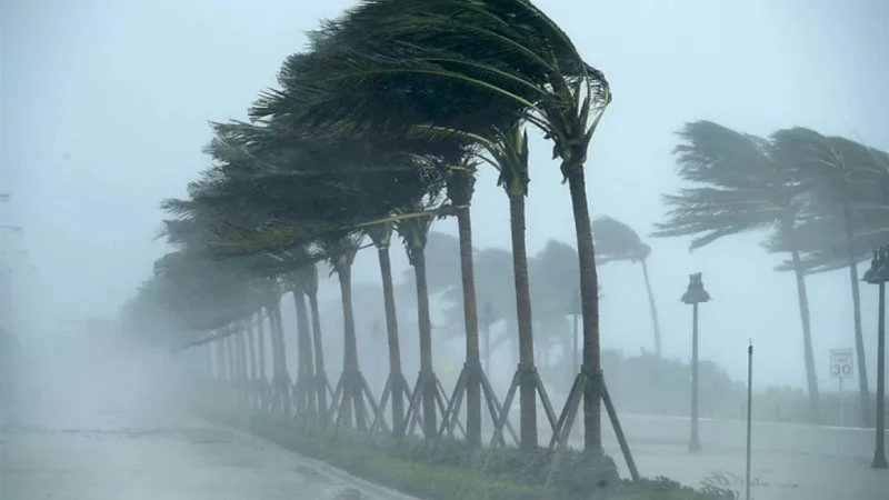 Ciclone extratropical traz risco de temporais e queda de granizo em SC