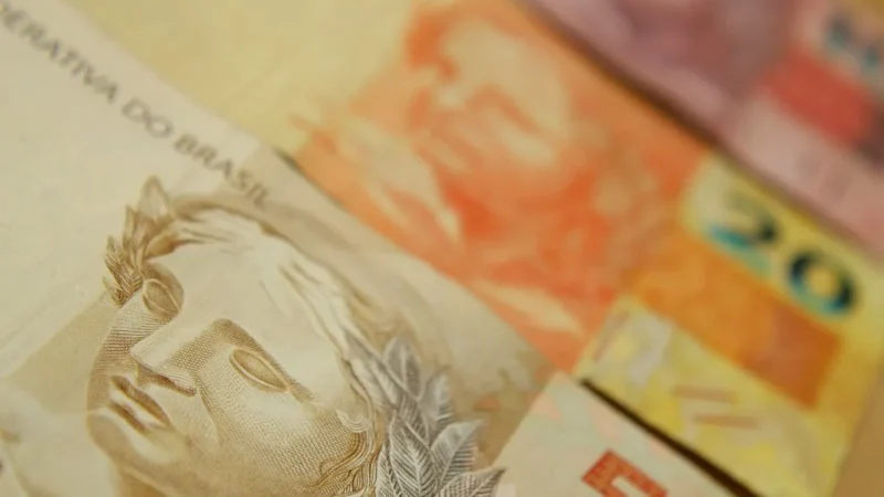 Inadimplência do catarinense caiu pela metade em 12 meses, diz pesquisa