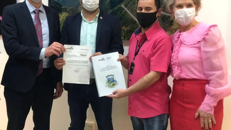 DIRETOR DE TURISMO ENTREGA PROJETO PARA SANTUR