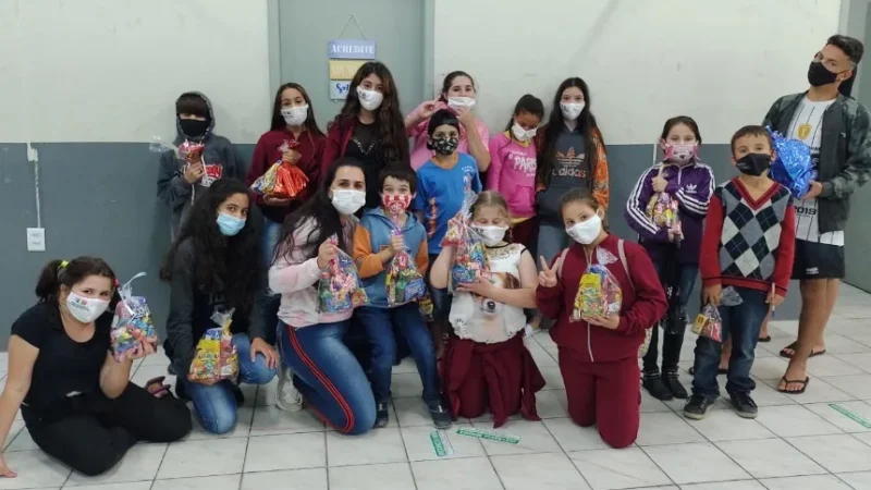 Crianças do SCFV celebram semana com doces e brincadeiras