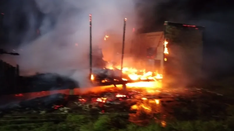 Casa é consumida em incêndio