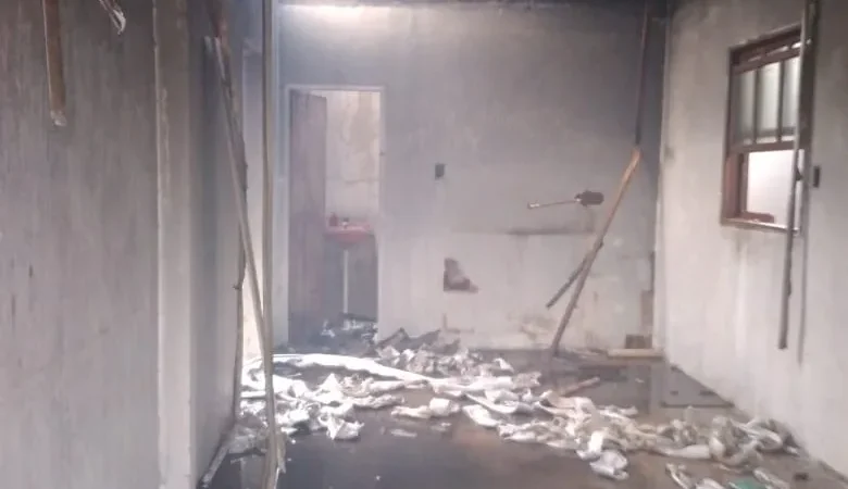 Casa abandonada pega fogo em Arroio do Silva