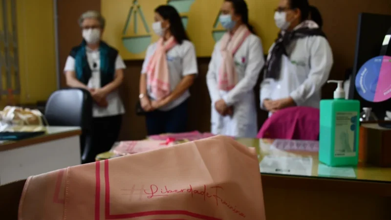 Parceria entre município e confecções presenteia Unacon com lenços do Outubro Rosa