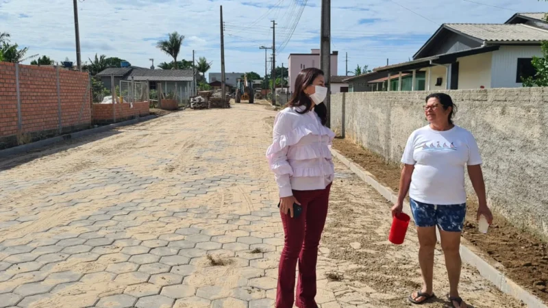 Prefeita visita obras em ruas de Sombrio