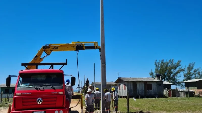 Praia do Melão começa a receber rede elétrica