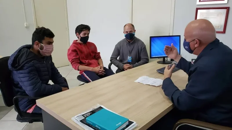 Estudantes visitam sede da prefeitura e conhecem prefeito