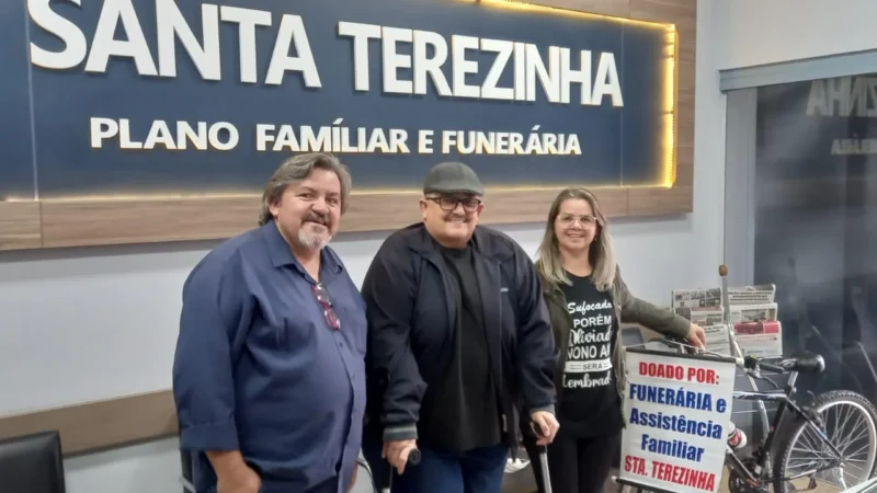 Funerária Santa Terezinha doa bicicleta para EEF Mota Pires
