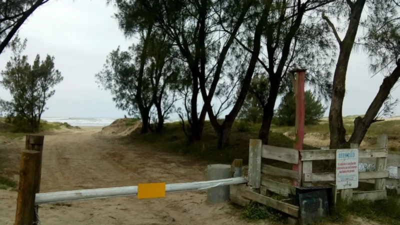 Vândalos arrebentam cadeado para invadir orla de carro na Gaivota
